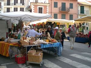 A Brindisi sperimentazione del mercato domenicale di merci varie al Quartiere Sant'Elia