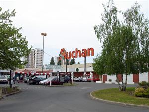 Auchan: tagli a stipendi e sospensione dell'integrativo. Sindacati, i lavoratori pagano scelte sbagliate dell’azienda