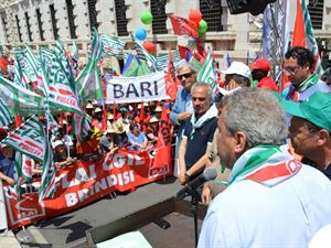 OLTRE 15 MILA BRACCIANTI IN MARCIA A BARI CONTRO IL CAPORALATO E PER LA DIGNITA’ DEL LAVORO